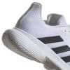Detalle de las zapatillas Adidas Courtjam Control Blancas