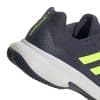 Detalle del talón de las zapatillas Adidas GameCourt en color azul y verde.