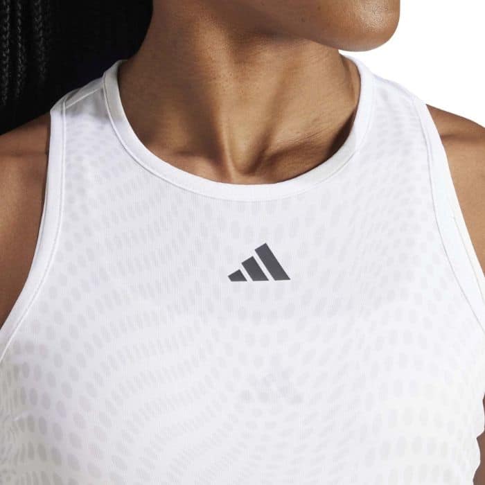 Detalle de la camiseta Adidas Club Graph