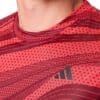 Detalle Camiseta Adidas Club Graph en color rojo hombre