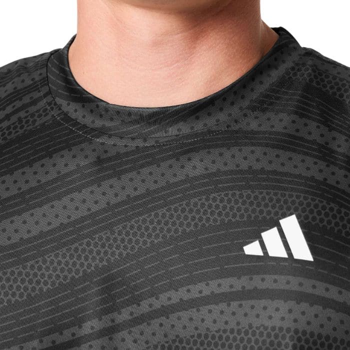 Detalle de la Camiseta Adidas para hombre Club Graph en color negro