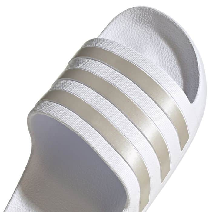 Detalle de las Chanclas Adidas Adilette Aqua Blancas