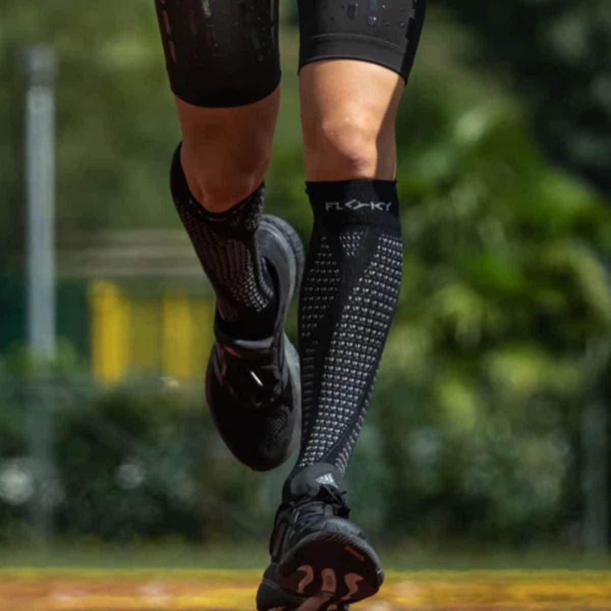 Detalle de los Calcetines Floky Run Up Long Negros
