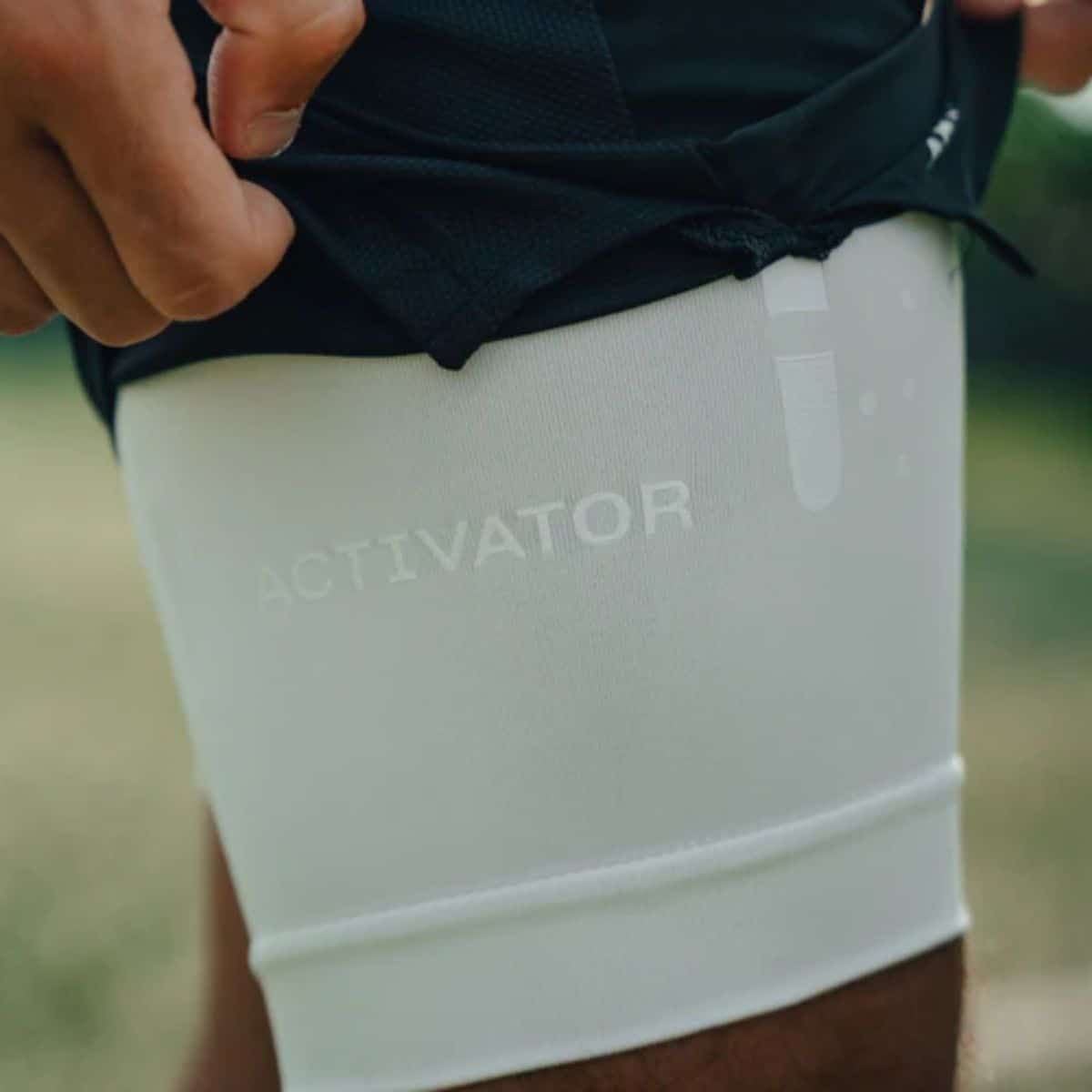 Detalle de los Shorts Floky Activator Blancos